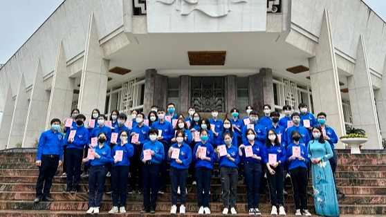 Trường THCS thành công tổ chức kết nạp đoàn cho 41 đội viên ưu tú tại bảo tàng Hồ Chí Minh