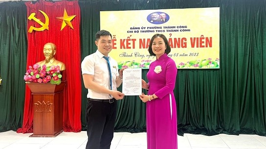 Đồng chí Bí thư Chi đoàn trường THCS Thành Công vinh dự được đứng trong hàng ngũ của Đảng Cộng sản Việt Nam.
