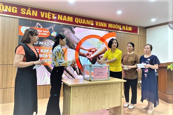 Tập thể cán bộ, giáo viên, nhân viên trường THCS Thành Công chung tay ủng hộ các nạn nhân trong vụ cháy chung cư mini tại Khương Hạ, Thanh Xuân