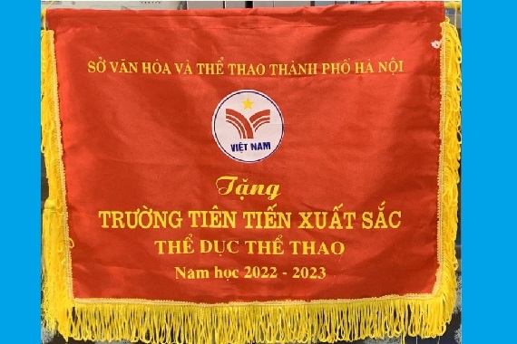 Trường THCS Thành Công nhận cờ "Trường Tiên tiến xuất sắc thể dục thể thao năm học 2022-2023"