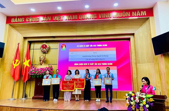 Liên đội trường THCS Thành Công nhận bằng khen của Thành đoàn Hà Nội năm học 2022-2023
