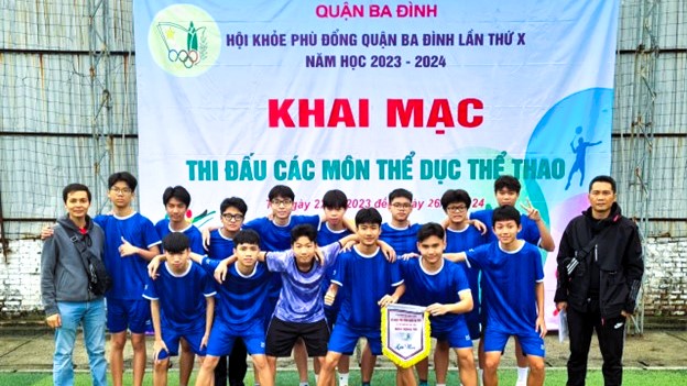 Học sinh trường THCS Thành Công tham gia giải thi đấu bóng đá trong khuôn khổ Hội khỏe Phù Đổng quận Ba Đình năm học 2023-2024