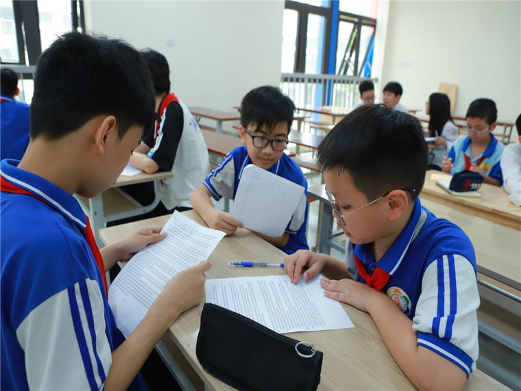 A group of young boys studying in a classroom

Description automatically generated
